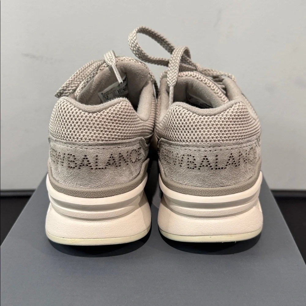 New Balance Women’s Classics 997 Sneakers in Gray and Gold Size 6 EUC with Box